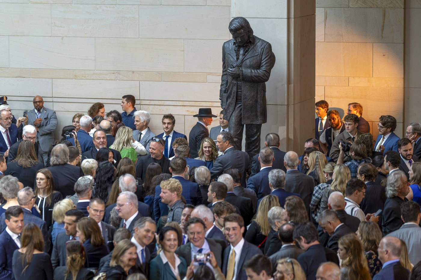 Hello, I'm Johnny Cash's statue: A monument to the singer is unveiled at the US Capitol | iNFOnews.ca