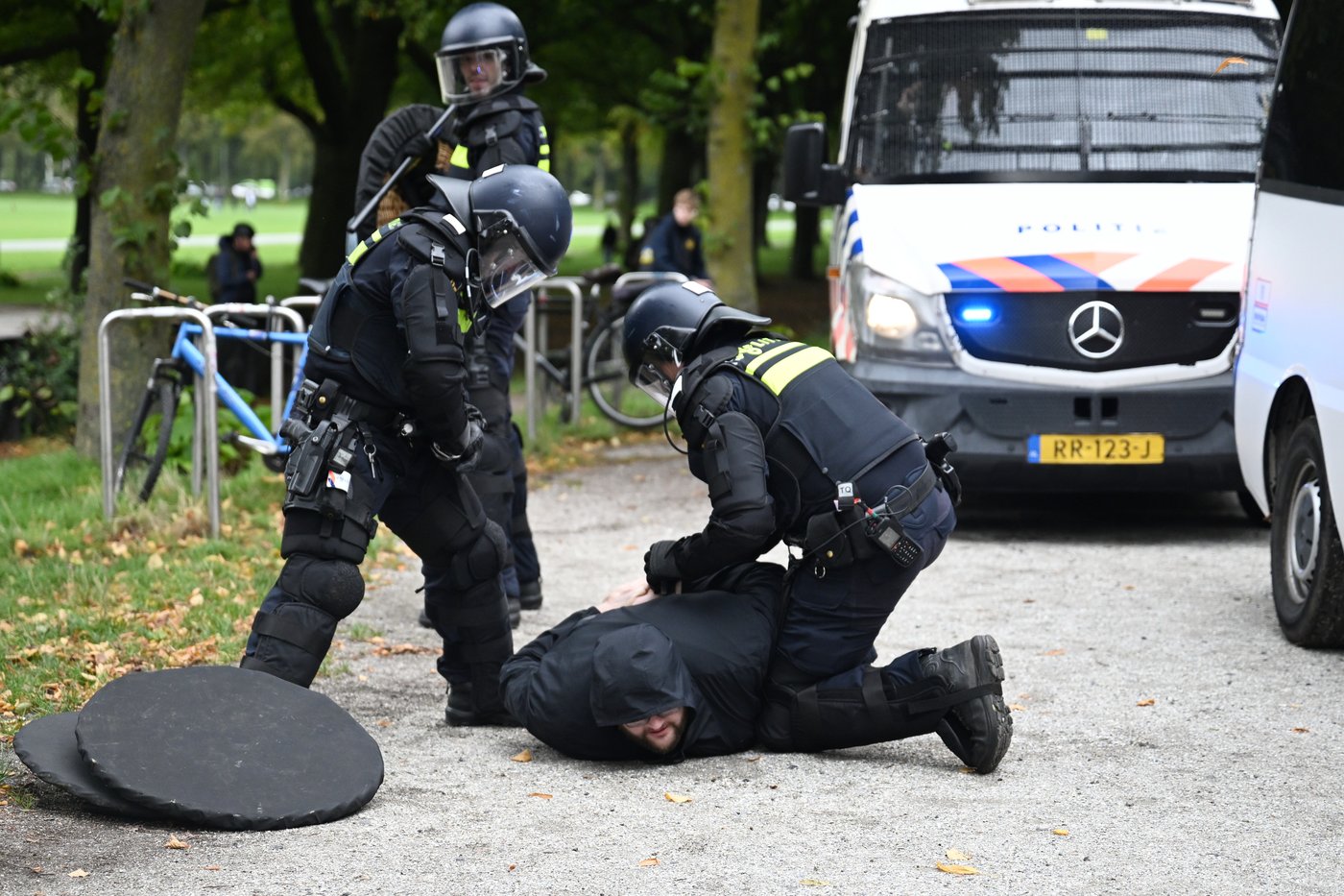 Dutch riot police break up far-right protest in The Hague after violence erupts | iNFOnews.ca Dutch riot police break up far-right protest in The Hague after violence erupts | iNFOnews.ca