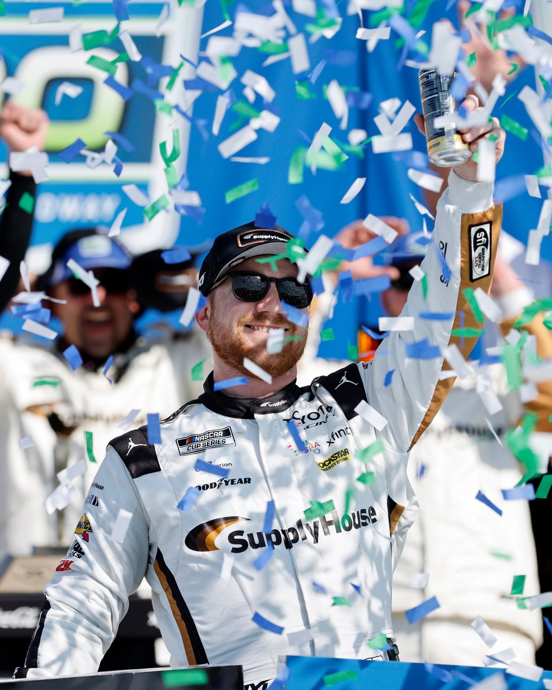 Tyler Reddick passes Kyle Larson on the final lap of OT to win NASCAR Cup Series race at Kansas | iNFOnews.ca