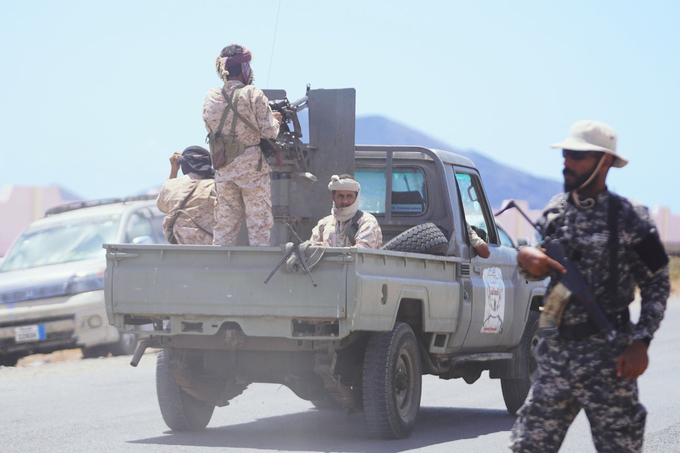 Saudi-backed Yemeni forces expel Houthi rebels from several areas around key strait, officials say | iNFOnews.ca