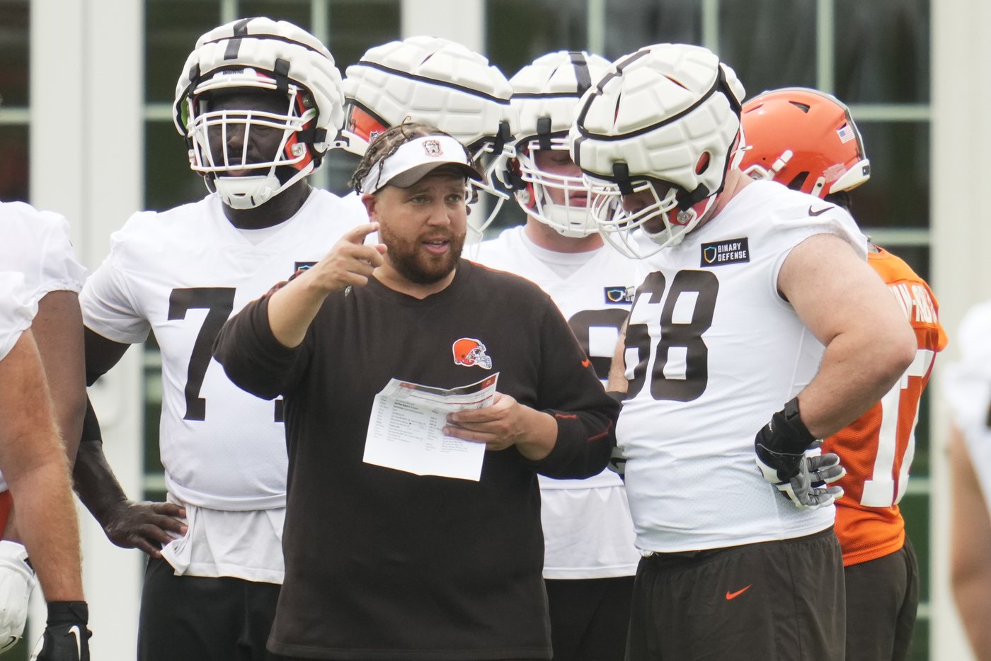 Browns move quickly after 3-14 season, fire offensive coordinator Dorsey and O-line coach Dickerson | iNFOnews.ca