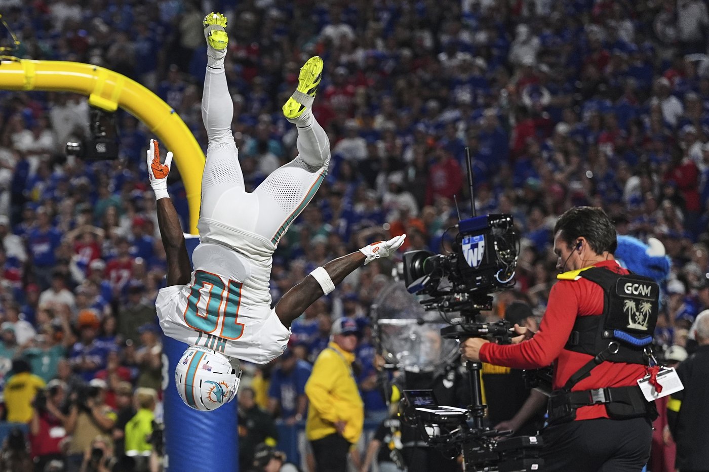 Josh Allen's 3 TD passes and Terrel Bernard's pick secure Bills' 31-21 win over spiraling Dolphins | iNFOnews.ca