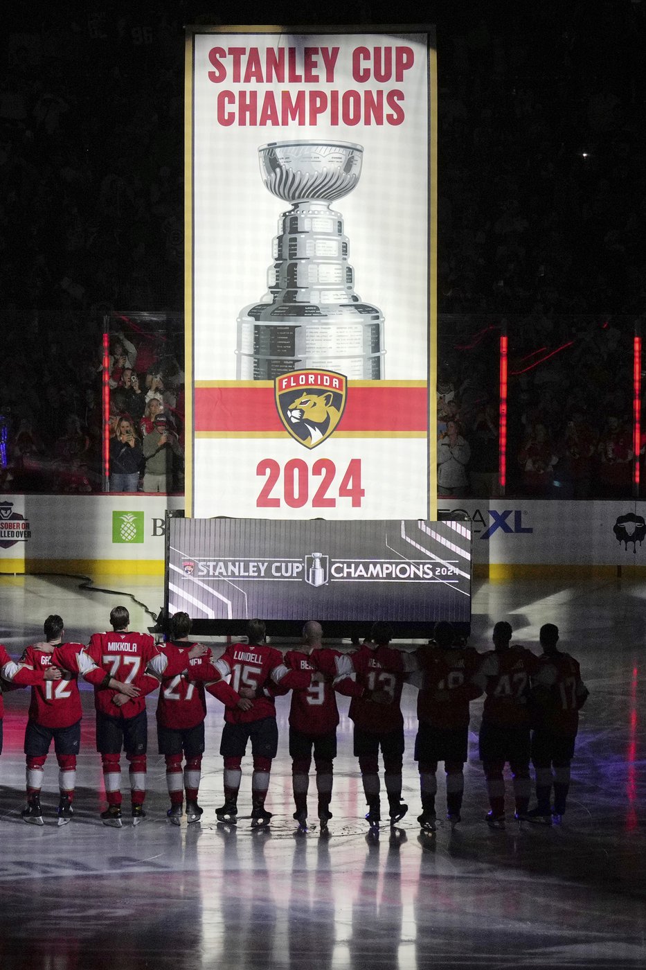 Panthers lift their championship banner, capping their Stanley Cup celebrations | iNFOnews.ca