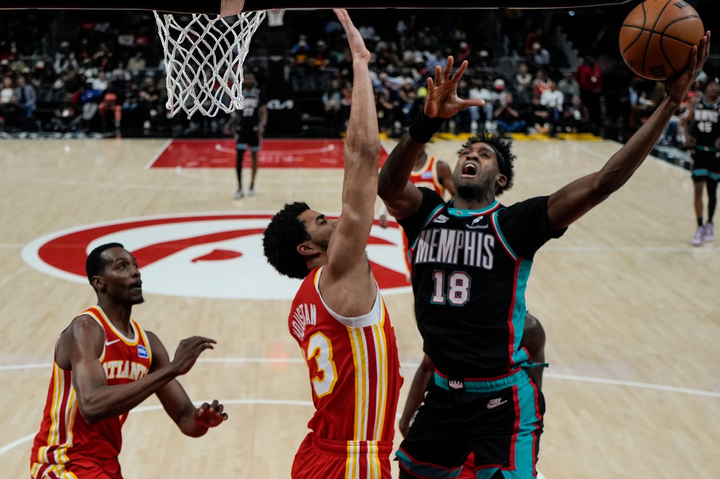 Hawks get double-digit scoring from 8 players and beat Grizzlies 146-107 | iNFOnews.ca