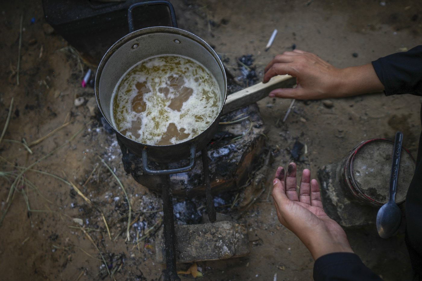 In Gaza's crowded tent camps, women wrestle with a life stripped of privacy | iNFOnews.ca