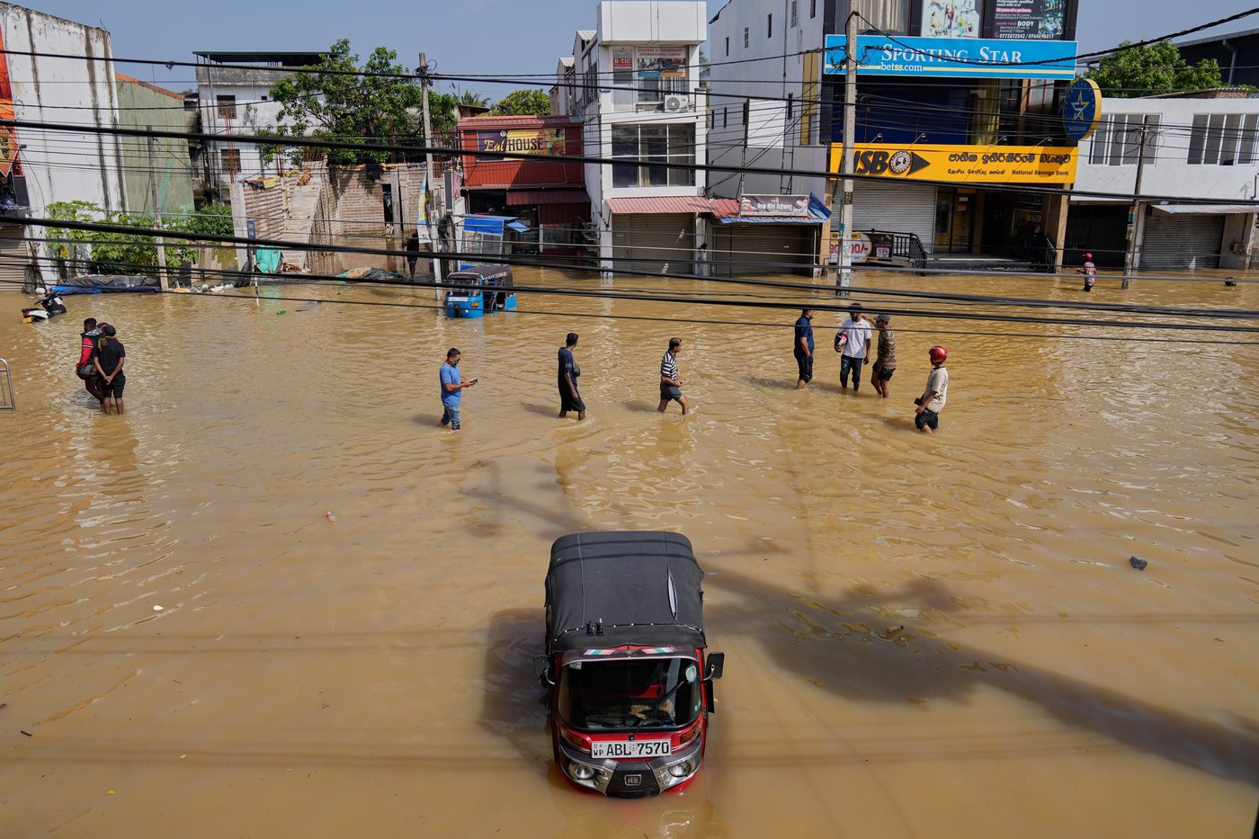 Indonesian residents hunt for food and water after deadly floods. 193 dead in Sri Lanka | iNFOnews.ca Indonesian residents hunt for food and water after deadly floods. 193 dead in Sri Lanka | iNFOnews.ca