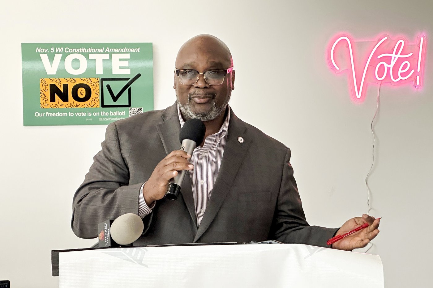 Obama and Walz urge Democrats to vote early in battleground Wisconsin | iNFOnews.ca