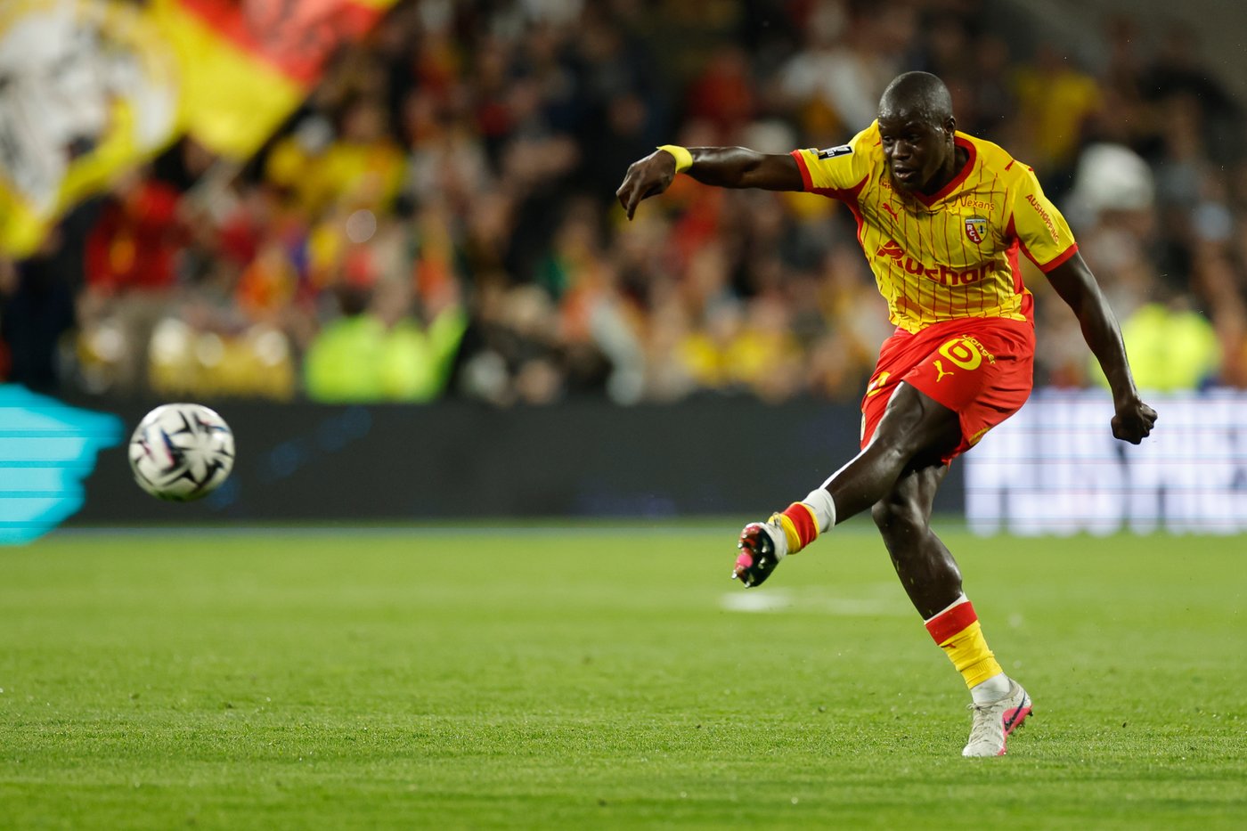 Lens comes from 2-0 down to beat Toulouse and keep alive Ligue 1 title hopes | iNFOnews.ca Lens comes from 2-0 down to beat Toulouse and keep alive Ligue 1 title hopes | iNFOnews.ca
