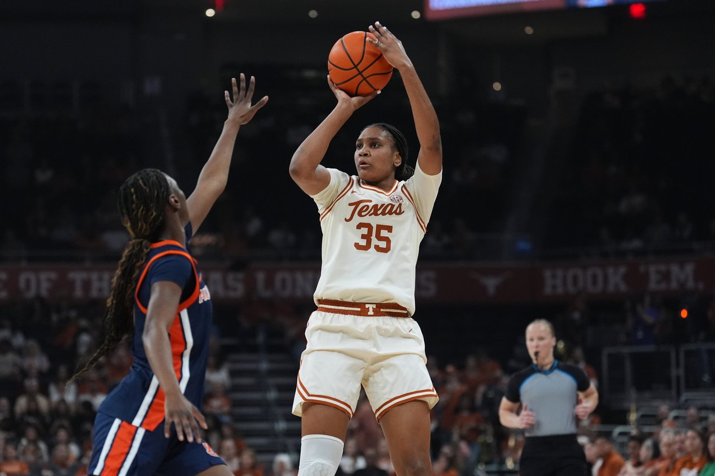 Kyla Oldacre's career-best 23 points help No. 2 Texas rout Auburn 97-36 | iNFOnews.ca