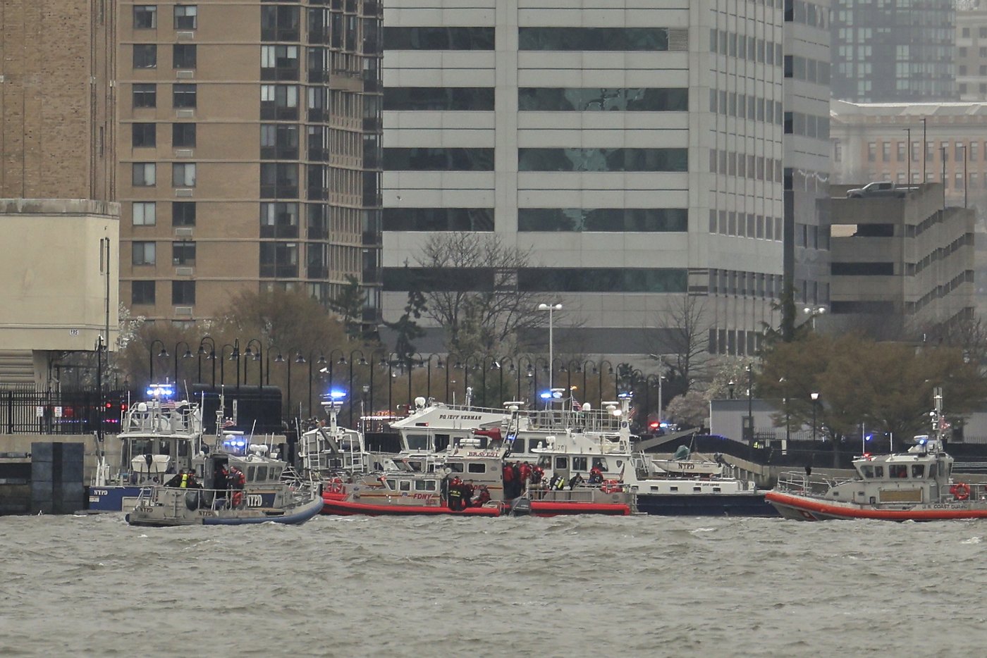 Divers search for parts after NYC helicopter crash killed a family of five and the pilot, a Navy vet | iNFOnews.ca Divers search for parts after NYC helicopter crash killed a family of five and the pilot, a Navy vet | iNFOnews.ca