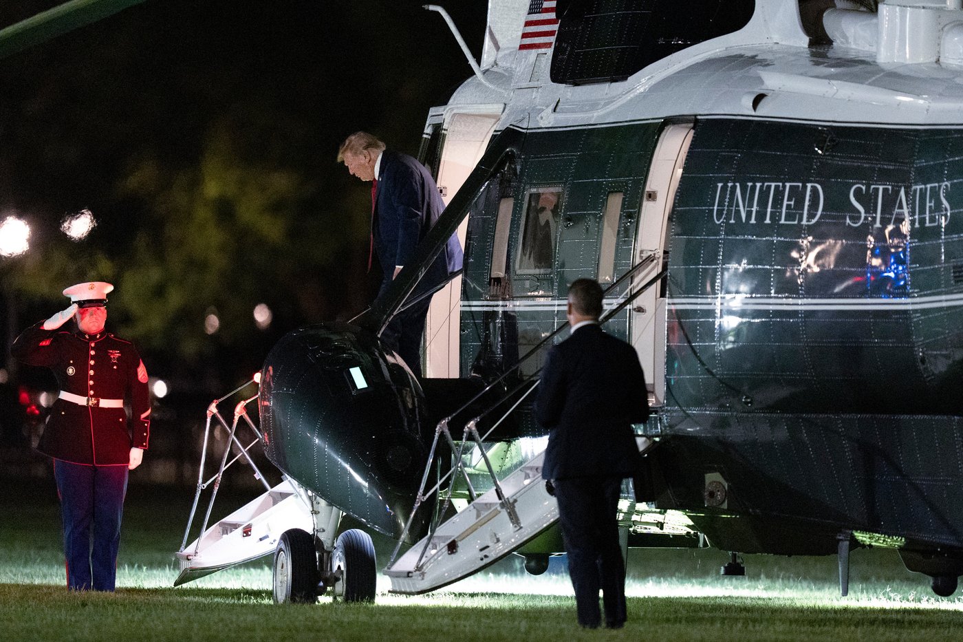 Controllers warned Trump copter pilots about radio failures 1 week before they came close to jet | iNFOnews.ca