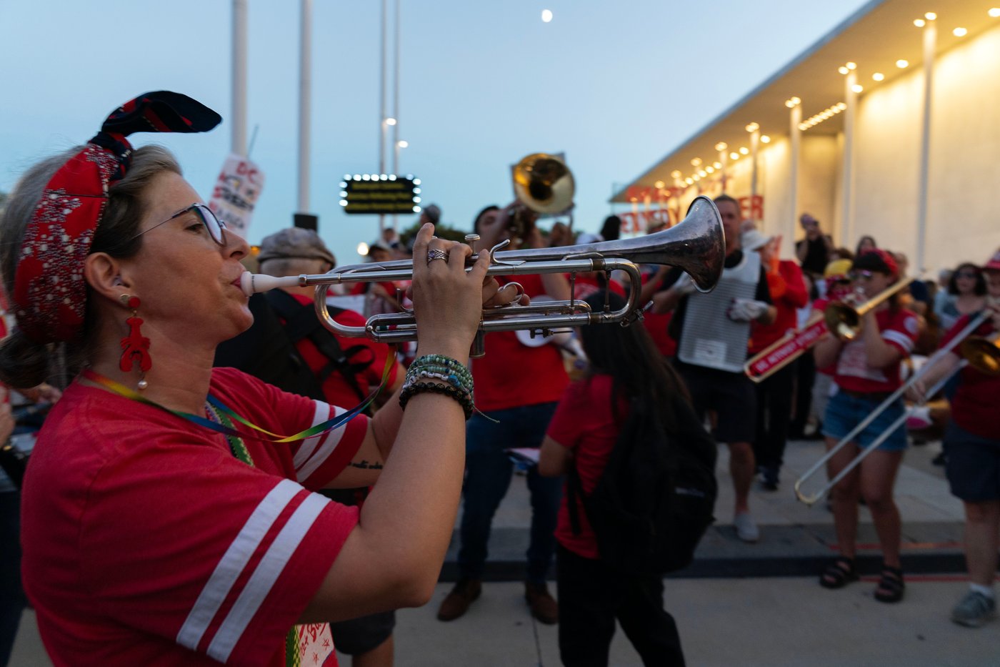 Thousands join protest outside Kennedy Center, expressing concern that Trump might tear it down | iNFOnews.ca Thousands join protest outside Kennedy Center, expressing concern that Trump might tear it down | iNFOnews.ca