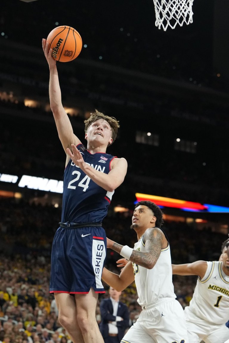 NCAA tourney star Braylon Mullins decides to chase national title at UConn instead of heading to NBA | iNFOnews.ca