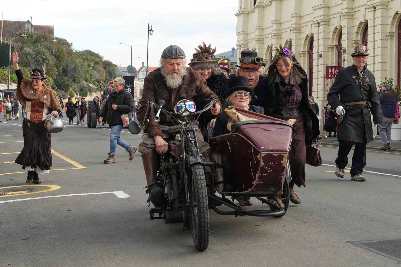 Photos show airship captains and Victorian inventors flocking to a New Zealand steampunk festival | iNFOnews.ca