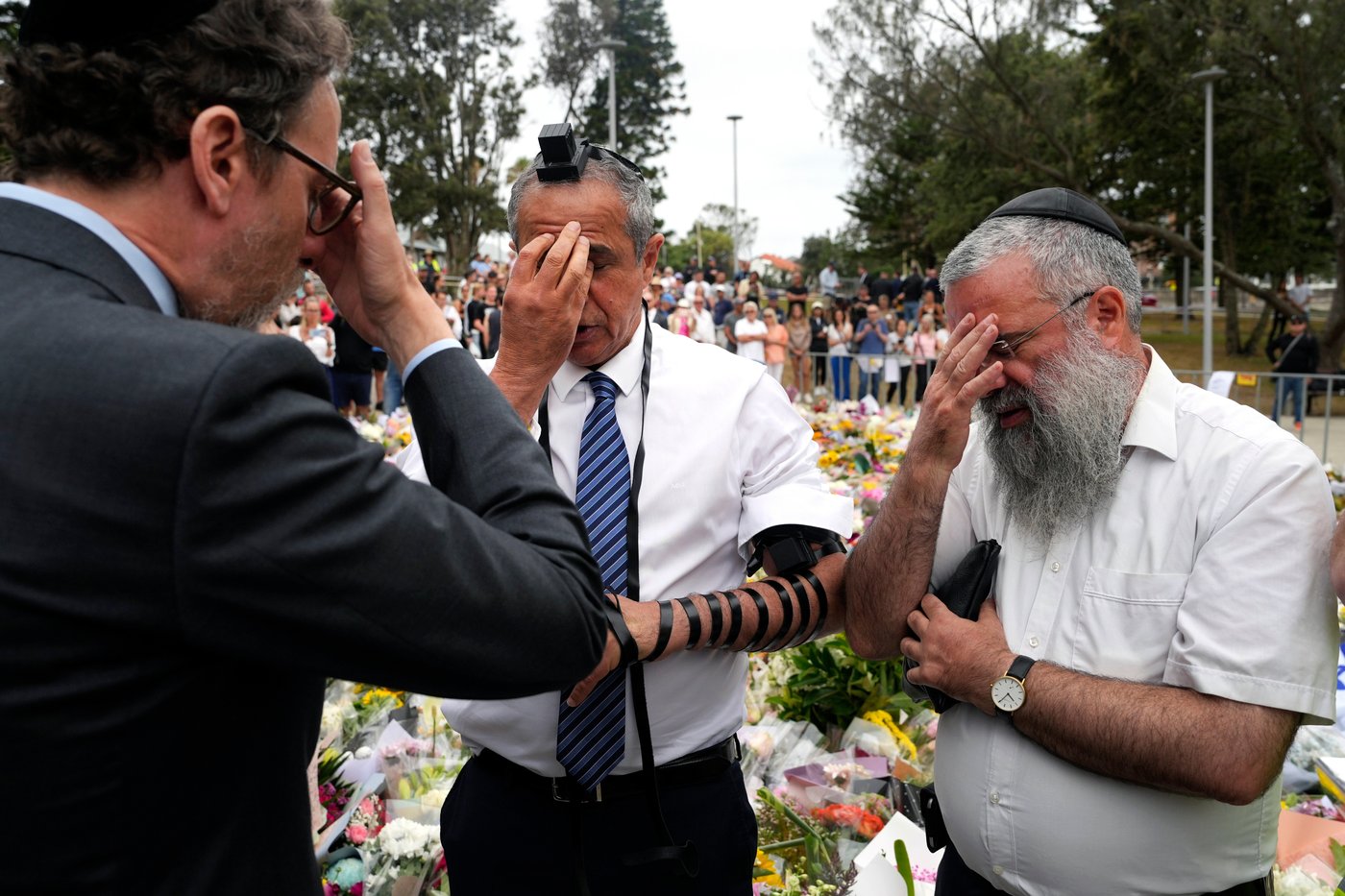 Australia's leaders promise to tighten gun laws after Bondi Beach massacre on Hanukkah | iNFOnews.ca Australia's leaders promise to tighten gun laws after Bondi Beach massacre on Hanukkah | iNFOnews.ca
