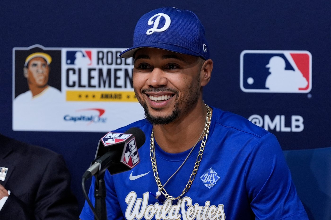 Dodgers' Mookie Betts wins Roberto Clemente Award for humanitarian work | iNFOnews.ca Dodgers' Mookie Betts wins Roberto Clemente Award for humanitarian work | iNFOnews.ca