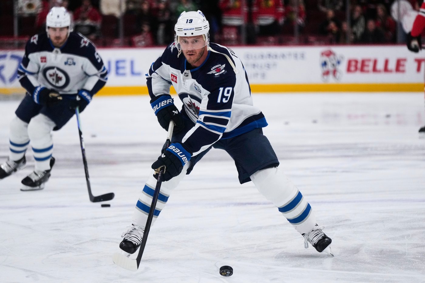 Jonathan Toews gets standing ovation in return to Chicago with Winnipeg Jets | iNFOnews.ca Jonathan Toews gets standing ovation in return to Chicago with Winnipeg Jets | iNFOnews.ca