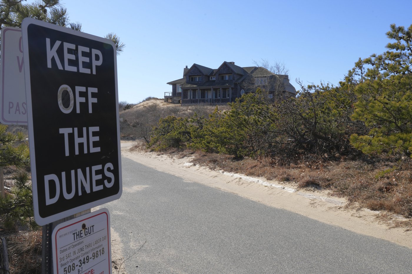Wind and water are slowly taking this luxury house overlooking Cape Cod Bay | iNFOnews.ca Wind and water are slowly taking this luxury house overlooking Cape Cod Bay | iNFOnews.ca