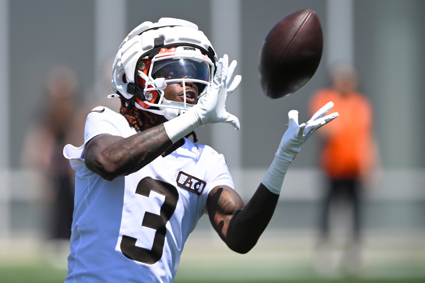 Jerry Jeudy: Viral video holding up 4 fingers was about his daughter, not Browns QB choice | iNFOnews.ca