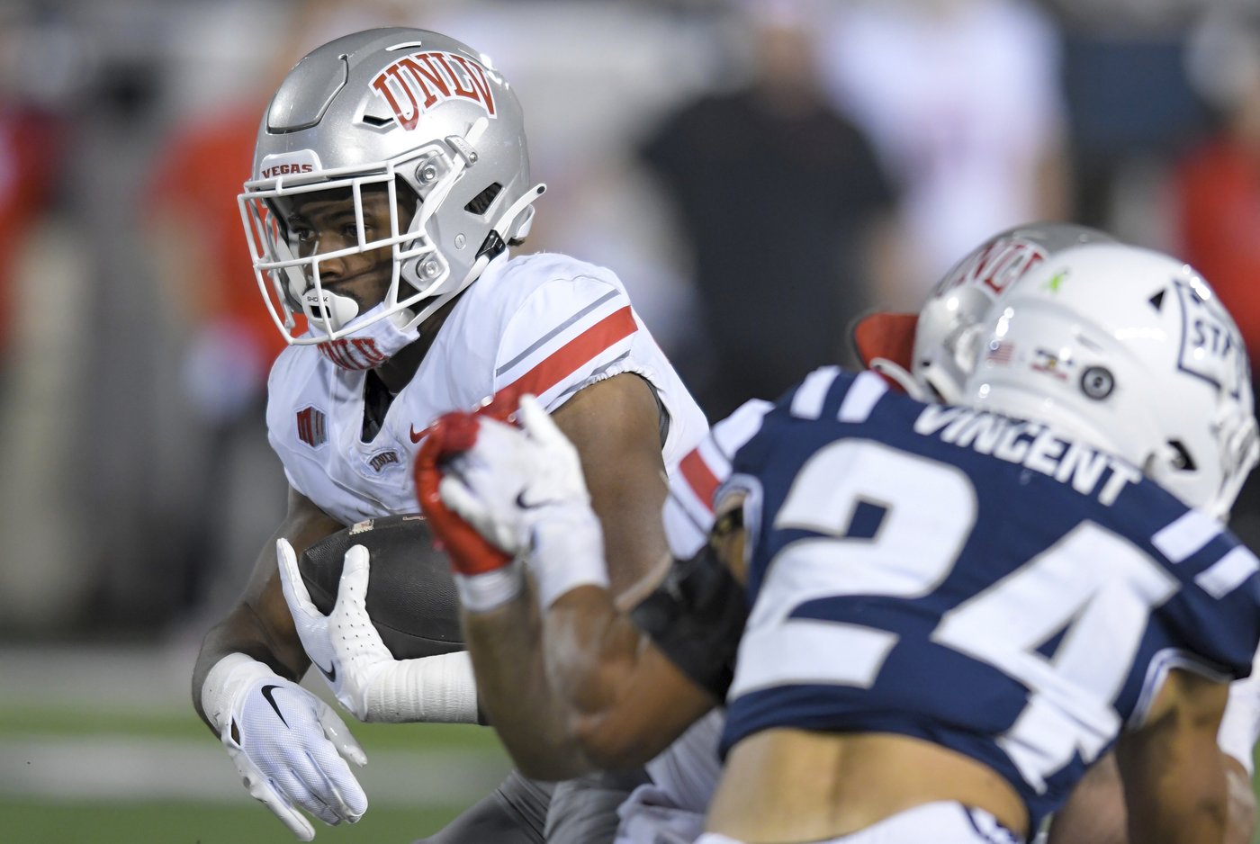 Williams throws 3 TD passes; UNLV scores 27 2nd-quarter points, beats Utah State 50-34 | iNFOnews.ca