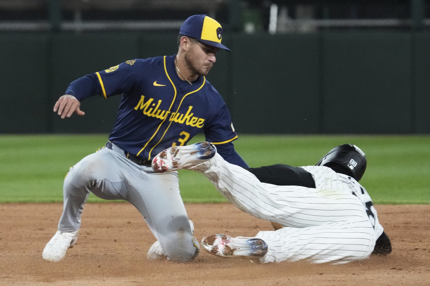 Jake Bauers hits 2-run double in the 8th inning to help the Brewers beat the White Sox 6-4 | iNFOnews.ca