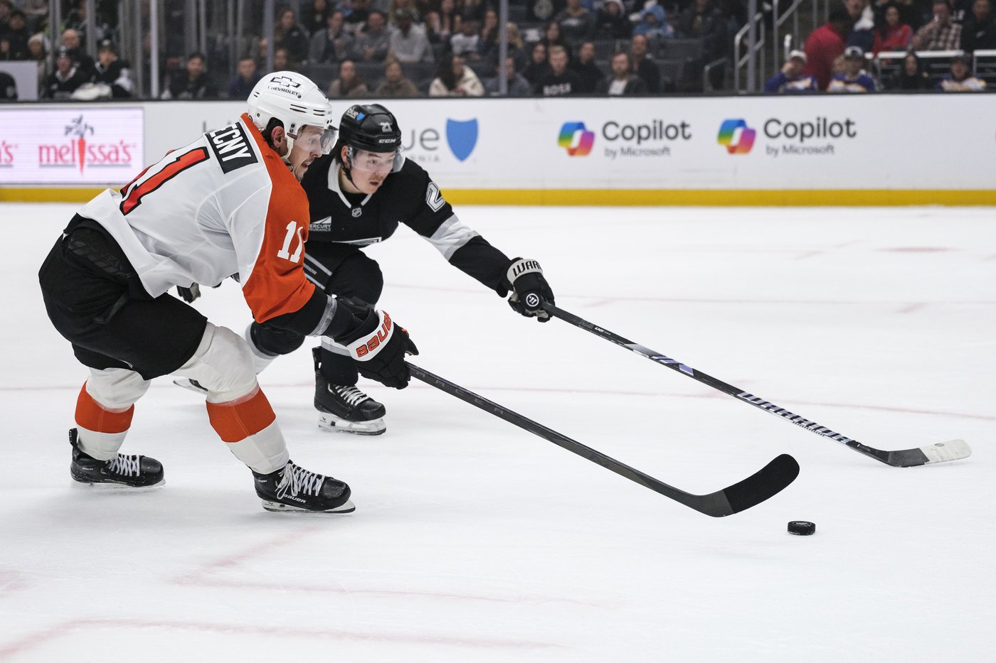 Kopitar scores twice in third, Kings fight back for 5-4 win over Flyers | iNFOnews.ca
