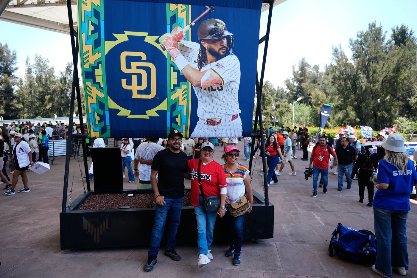 Tawa's slam helps Diamondbacks rally from 5-run deficit to beat Padres 12-7 in Mexico City | iNFOnews.ca