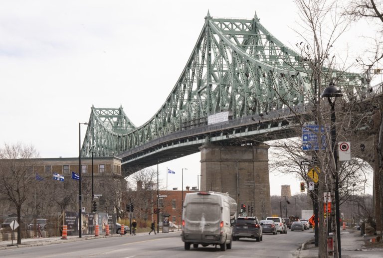 Fire forces closure of Montreal's Jacques Cartier bridge during morning rush hour | iNFOnews.ca