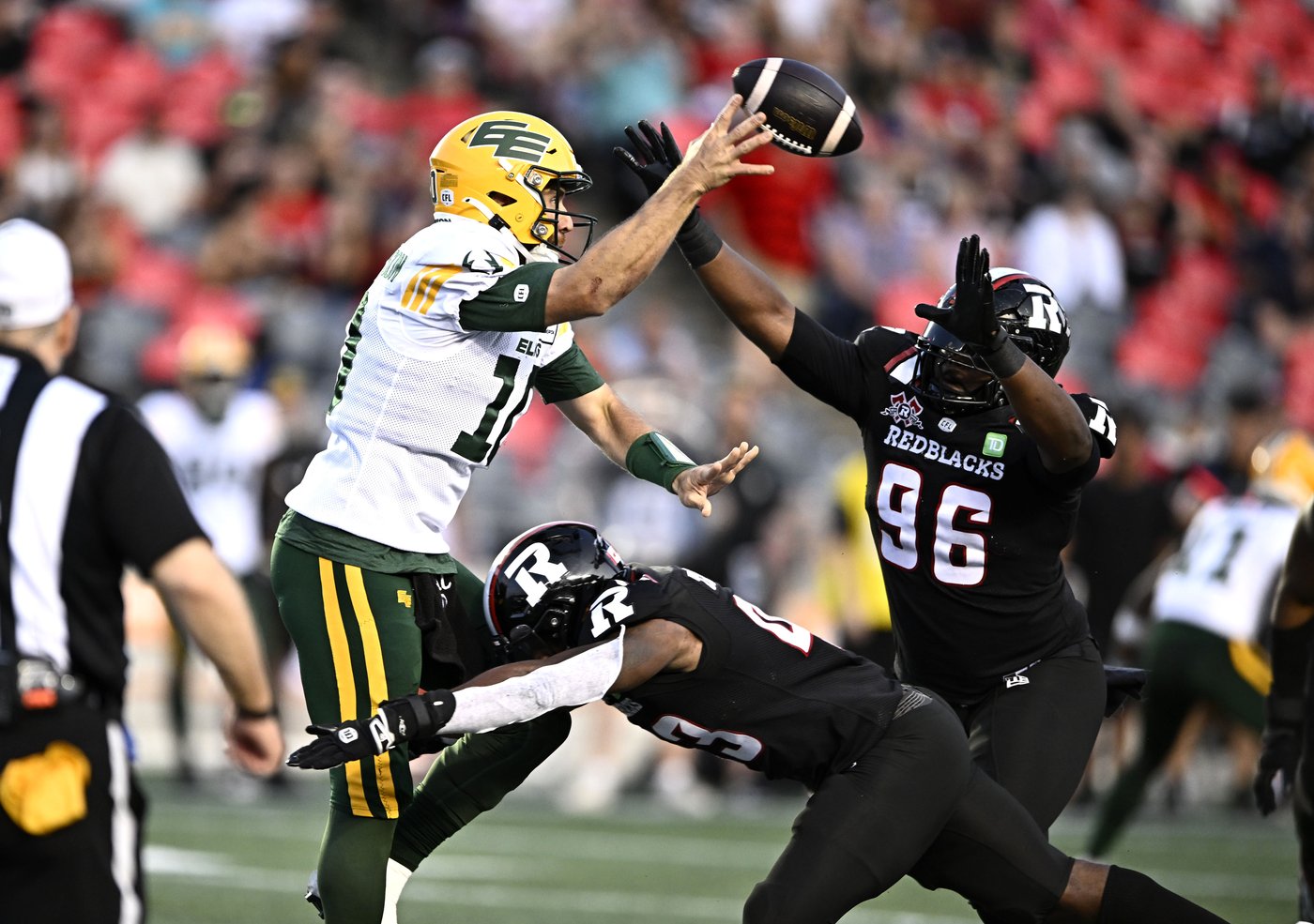 Defensive lineman Mike Wakefield returns to Ottawa Redblacks on one-year deal | iNFOnews.ca