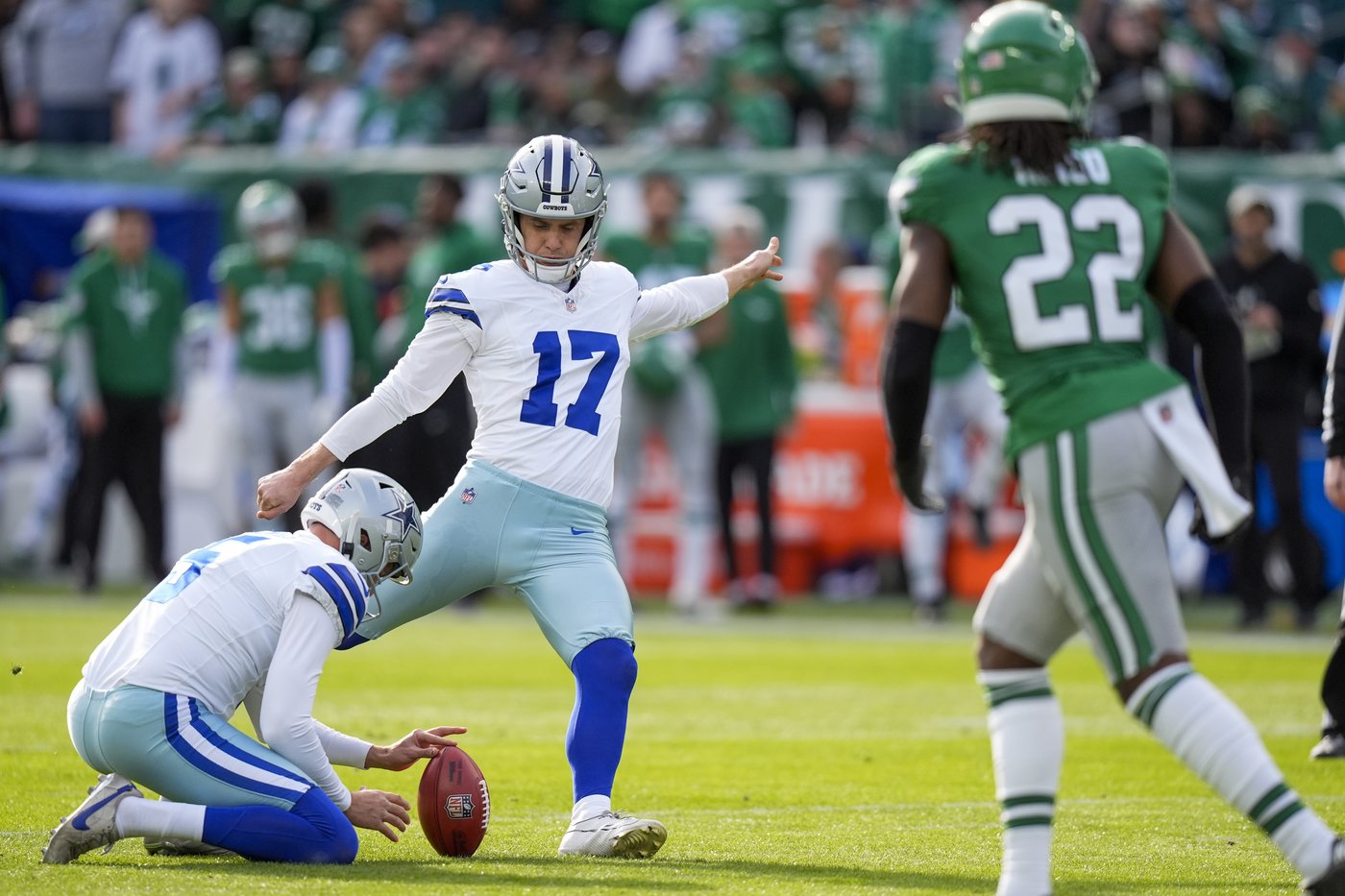 Cowboys roughed up by Eagles and Jerry Jones catches grief from Philly fans | iNFOnews.ca