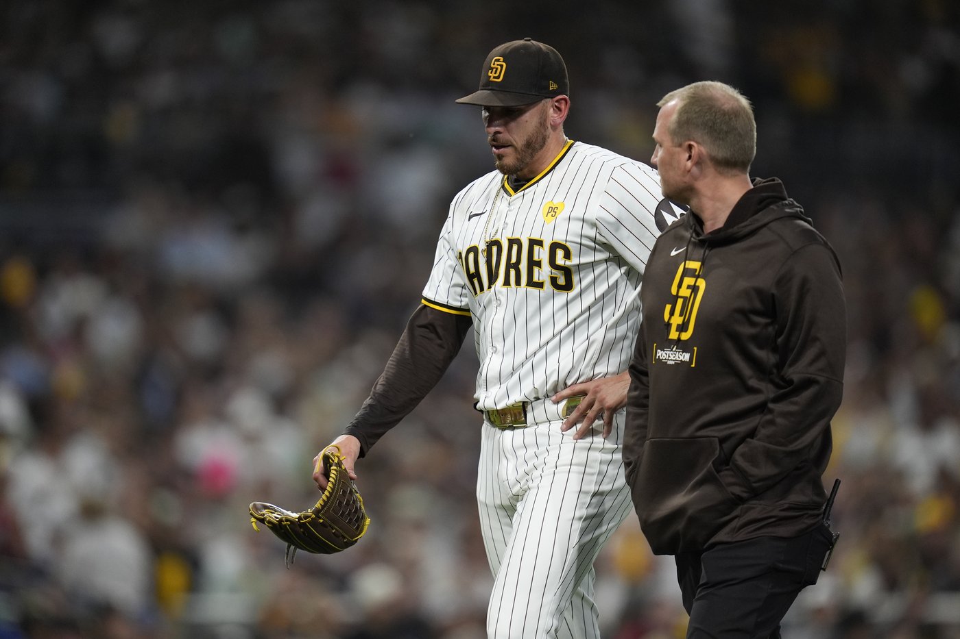Starting pitchers Max Fried and Joe Musgrove exit early with injuries in Braves-Padres playoff game | iNFOnews.ca