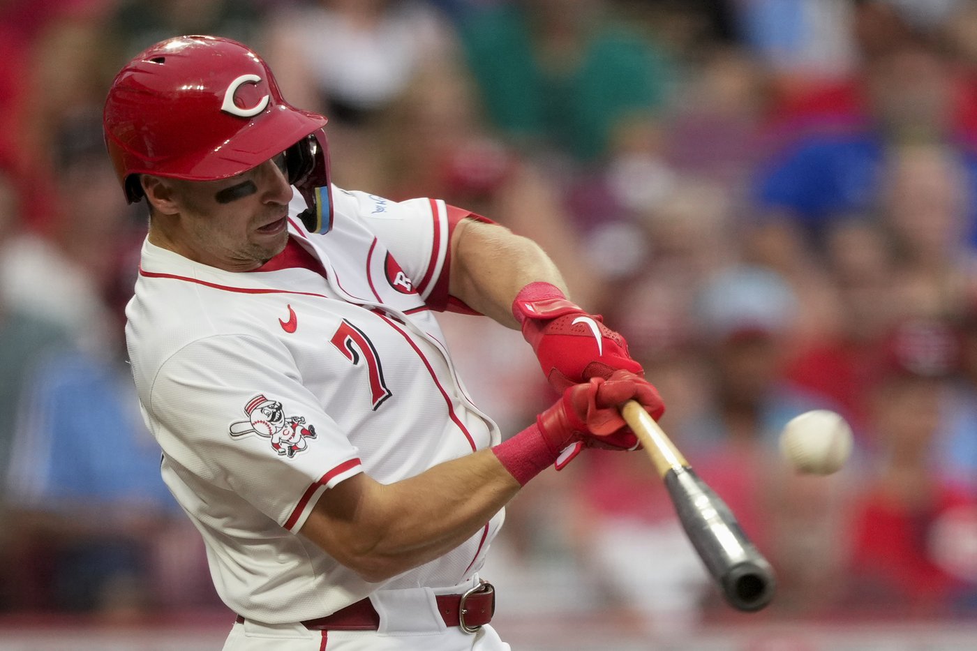 Singer works 6 shutout innings, Steer drives in 3 runs as the Reds end Phillies' 4-game win streak | iNFOnews.ca