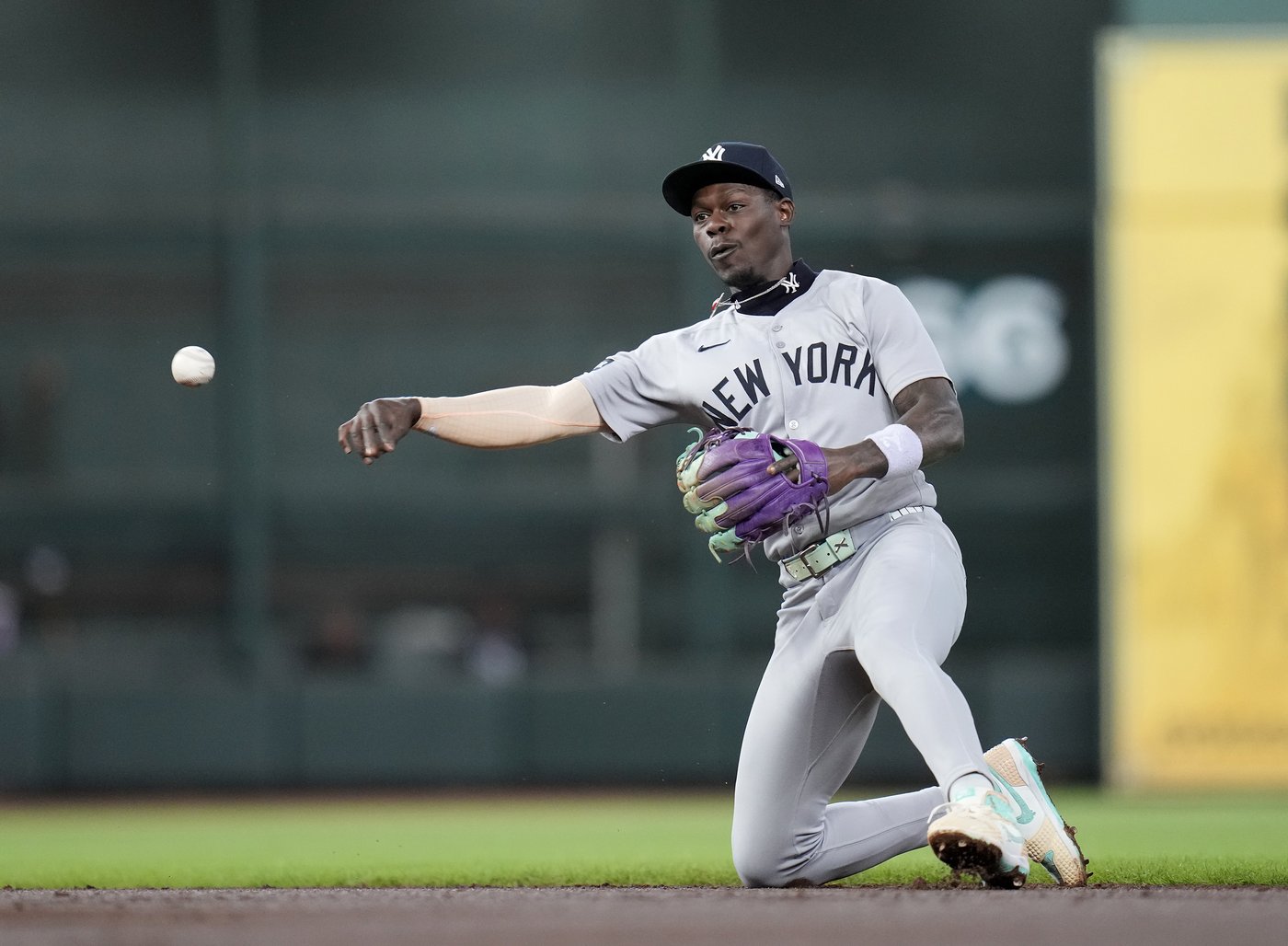 Yankees' Jazz Chisholm Jr. exits game against Astros after bruising both knees | iNFOnews.ca