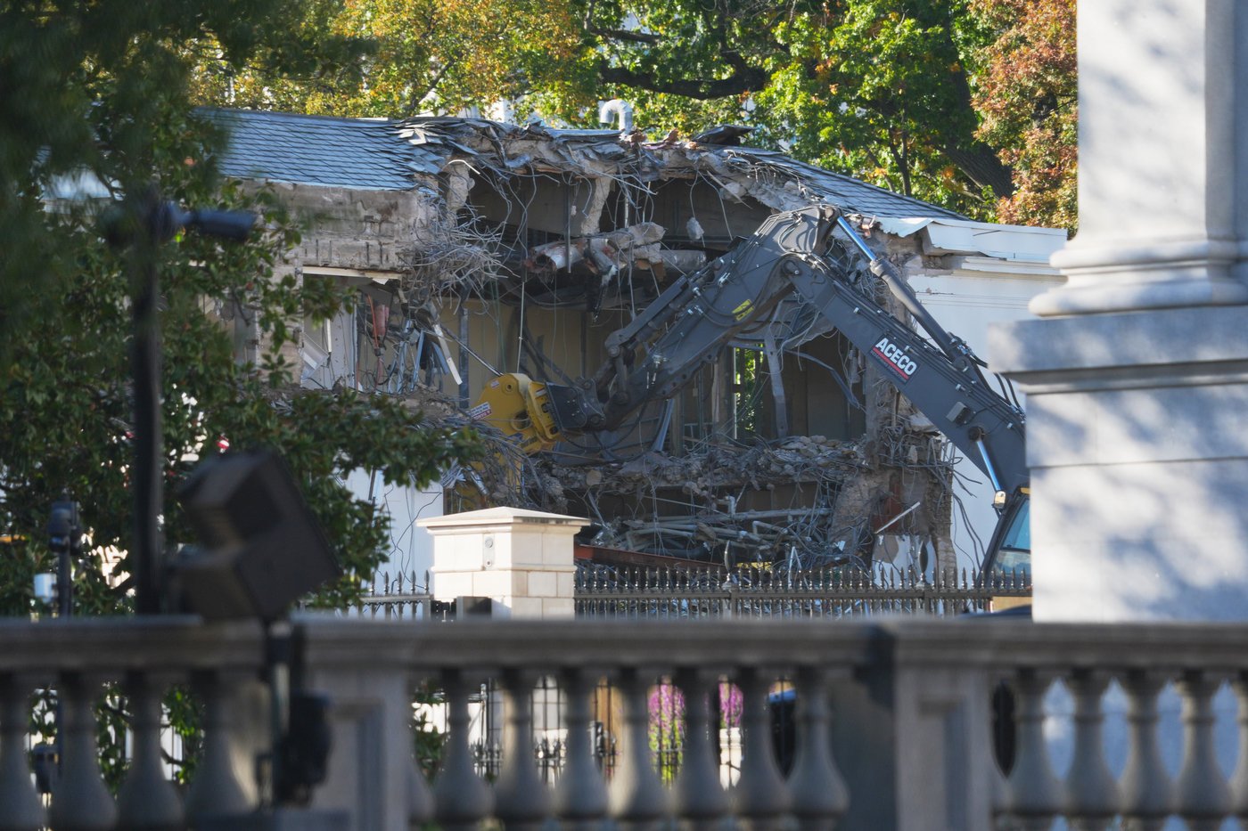 The White House starts demolishing part of the East Wing to build Trump's ballroom | iNFOnews.ca The White House starts demolishing part of the East Wing to build Trump's ballroom | iNFOnews.ca