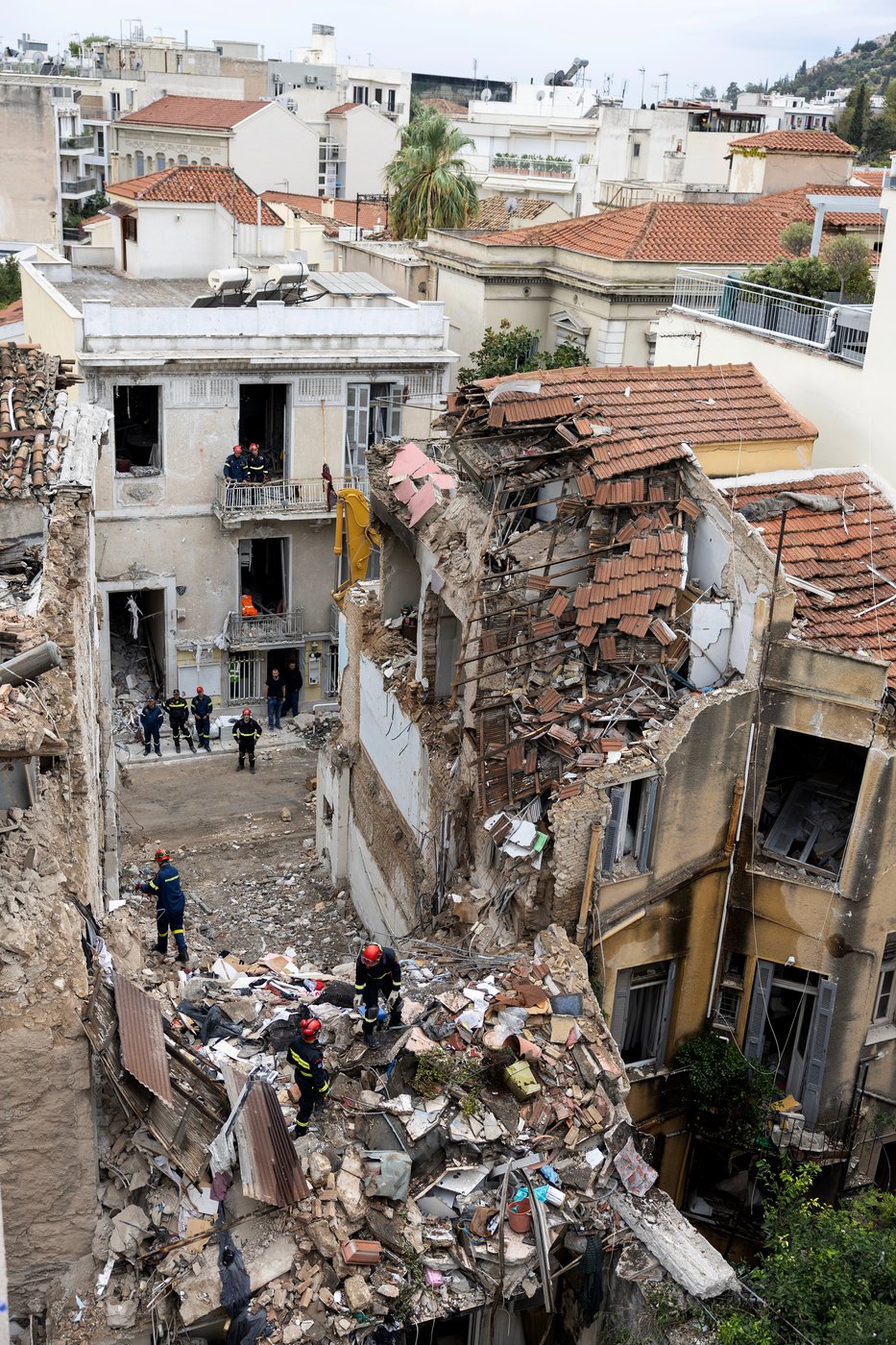 Bodies of 6 people, including 4 Americans, recovered from collapsed building in Athens | iNhome