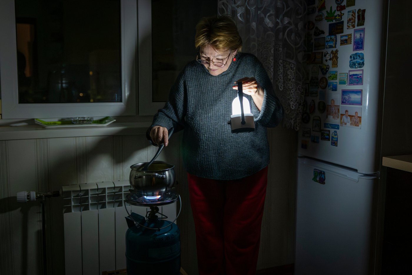Photos show Ukrainians enduring a frigid winter after Russian strikes knocked out power | iNFOnews.ca