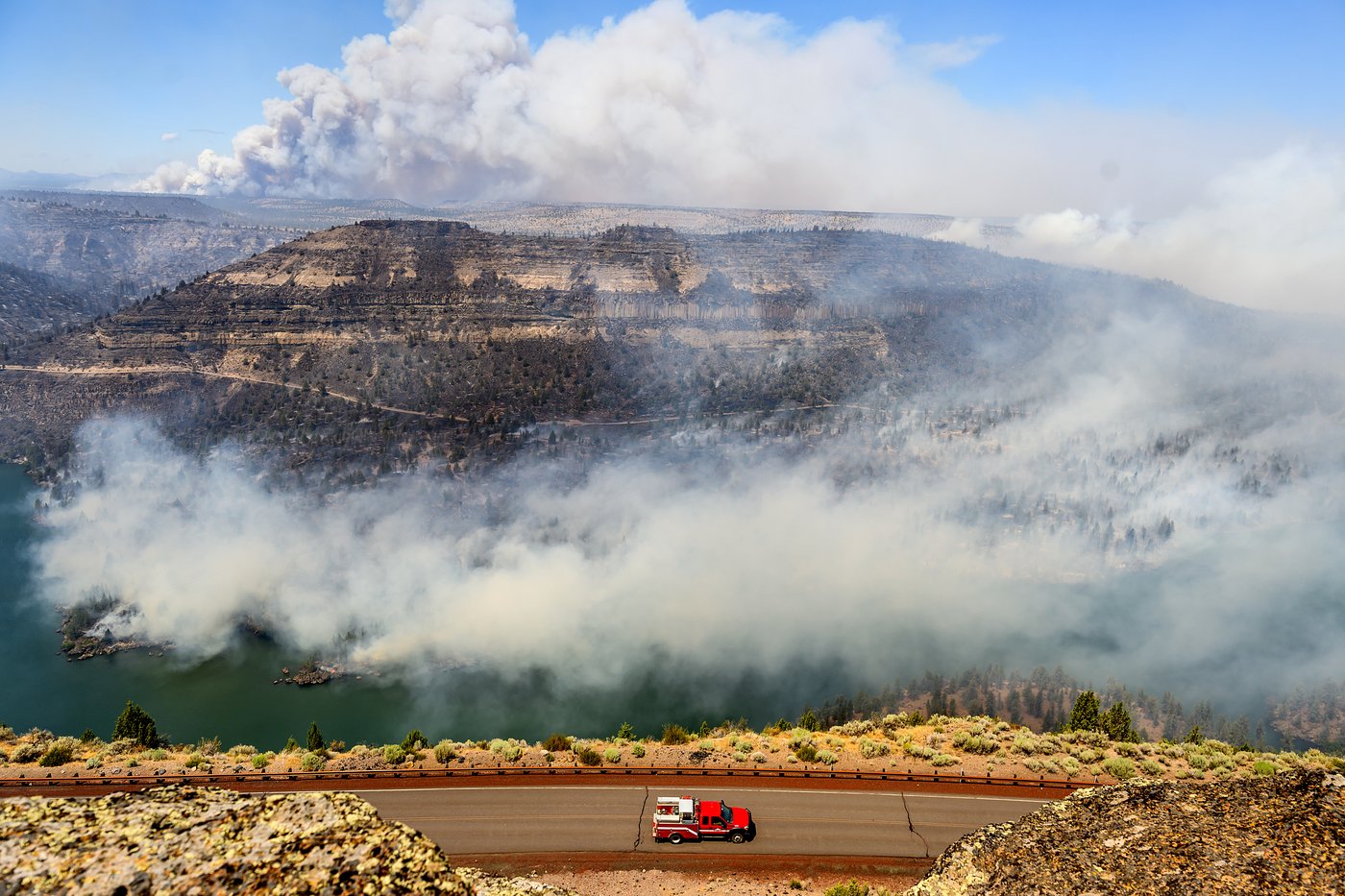 Fast-moving wildfires burn in central Oregon, in photos | iNFOnews.ca