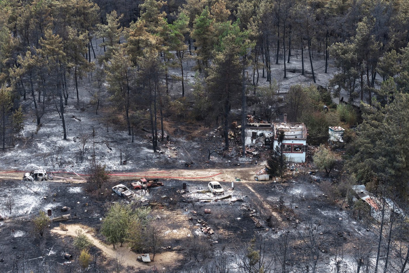 Wildfires kill a father and son in Greece and prompt evacuations in 2 villages | iNFOnews.ca
