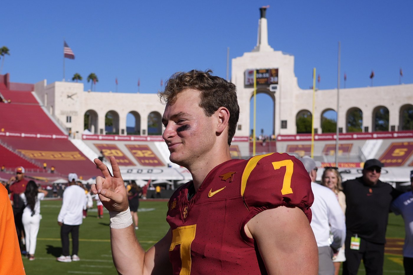 No. 13 USC rallies from a double-digit deficit in the second half and roars past Wisconsin, 38-21 | iNFOnews.ca