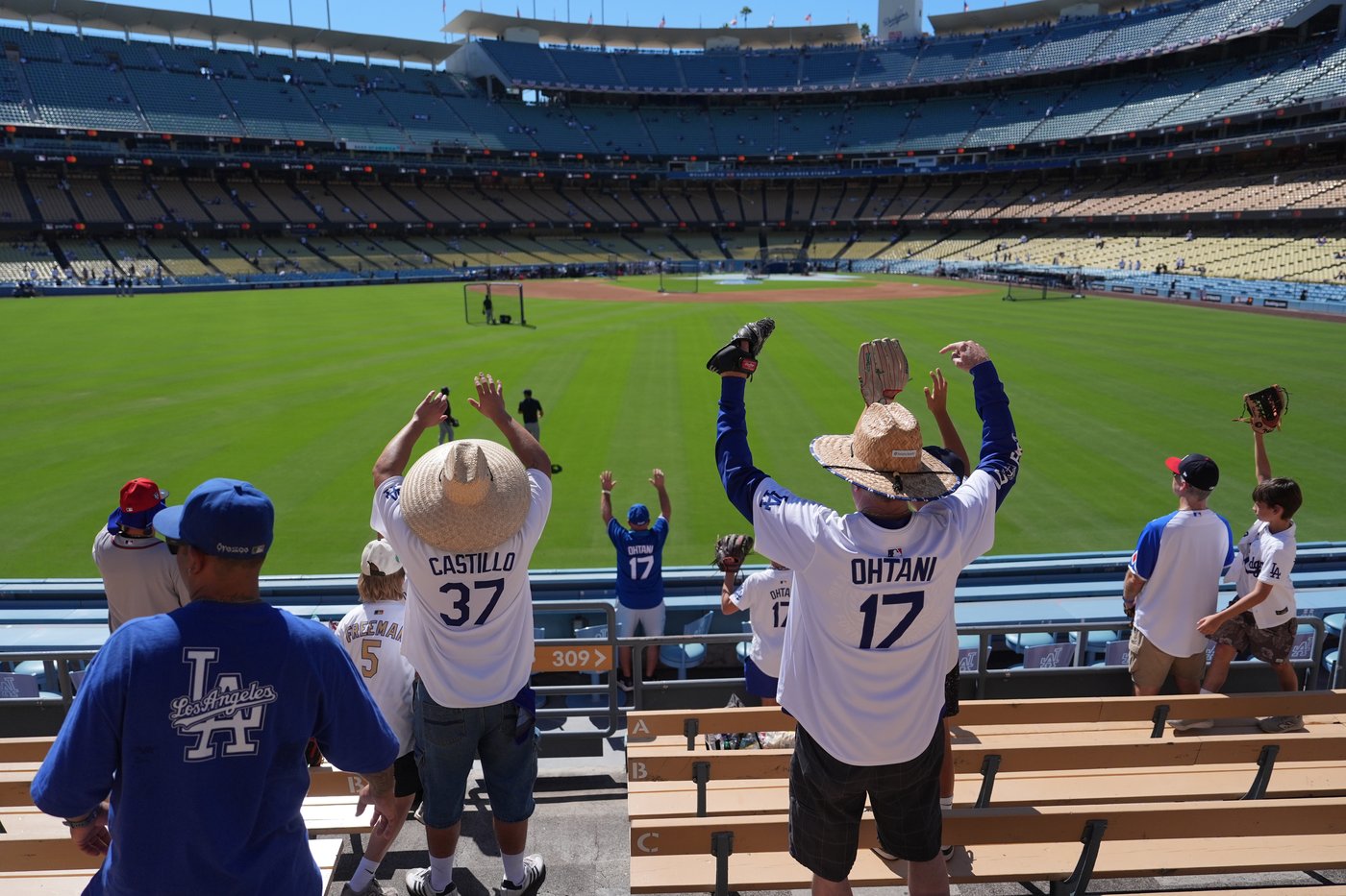 Blazing triple-digit heat bears down on Braves-Dodgers NLDS opener in Los Angeles | iNFOnews.ca