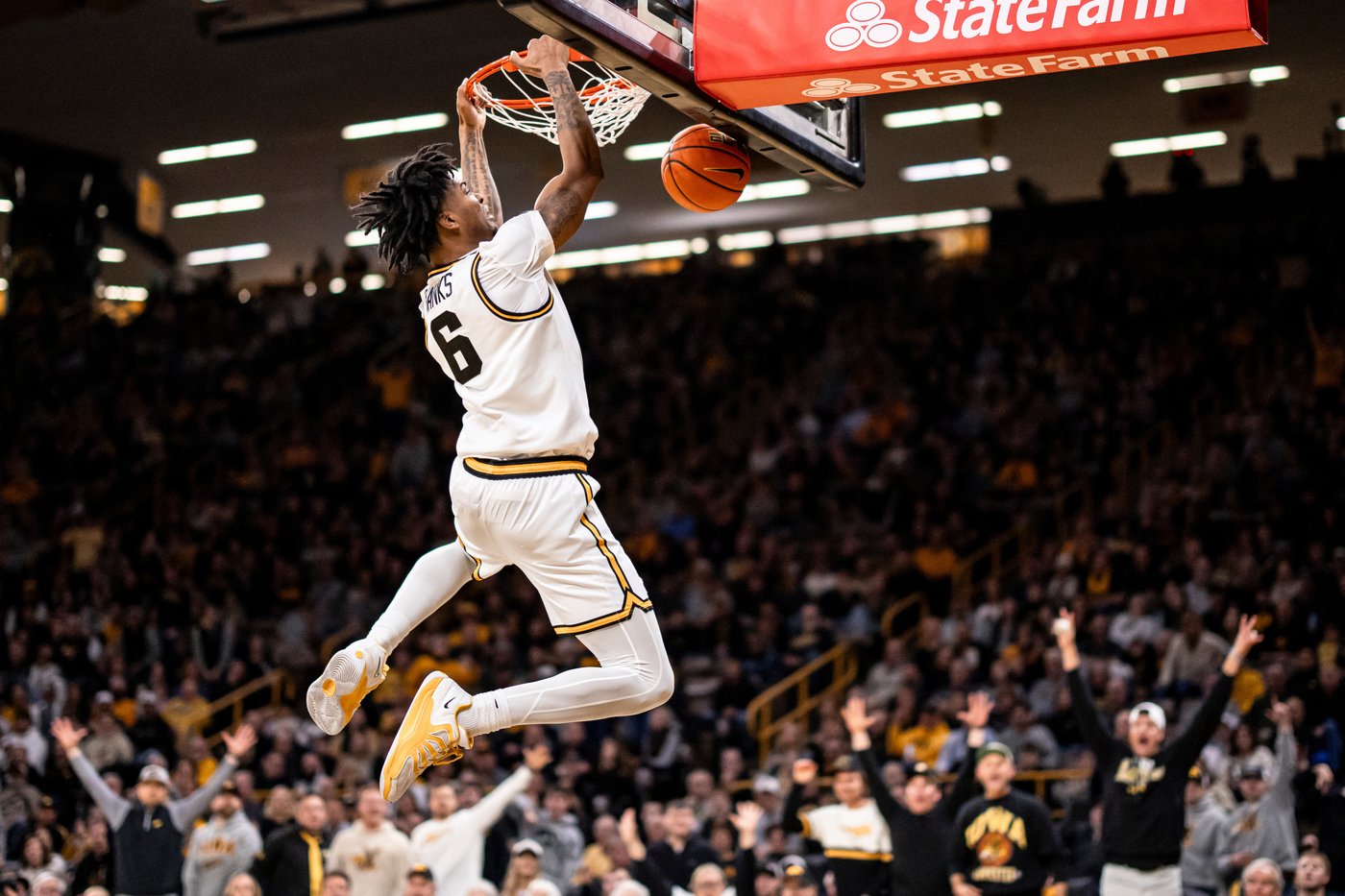 Bennett Stirtz scores 20 points, makes two clutch free throws as Iowa survives against USC, 73-72 | iNFOnews.ca