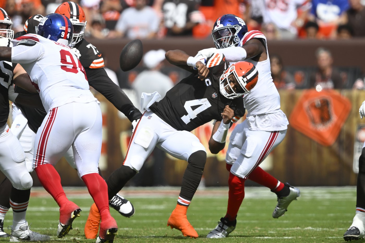 Rookie Malik Nabers catches 2 TD passes from Daniel Jones as Giants hold off banged-up Browns 21-15 | iNFOnews.ca Rookie Malik Nabers catches 2 TD passes from Daniel Jones as Giants hold off banged-up Browns 21-15 | iNFOnews.ca