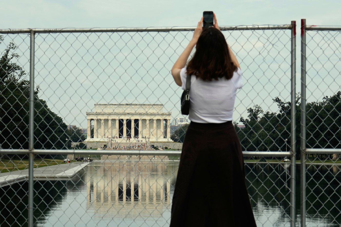 A Reflecting Pool that has long enticed visitors now gains police scrutiny under Trump | iNFOnews.ca A Reflecting Pool that has long enticed visitors now gains police scrutiny under Trump | iNFOnews.ca