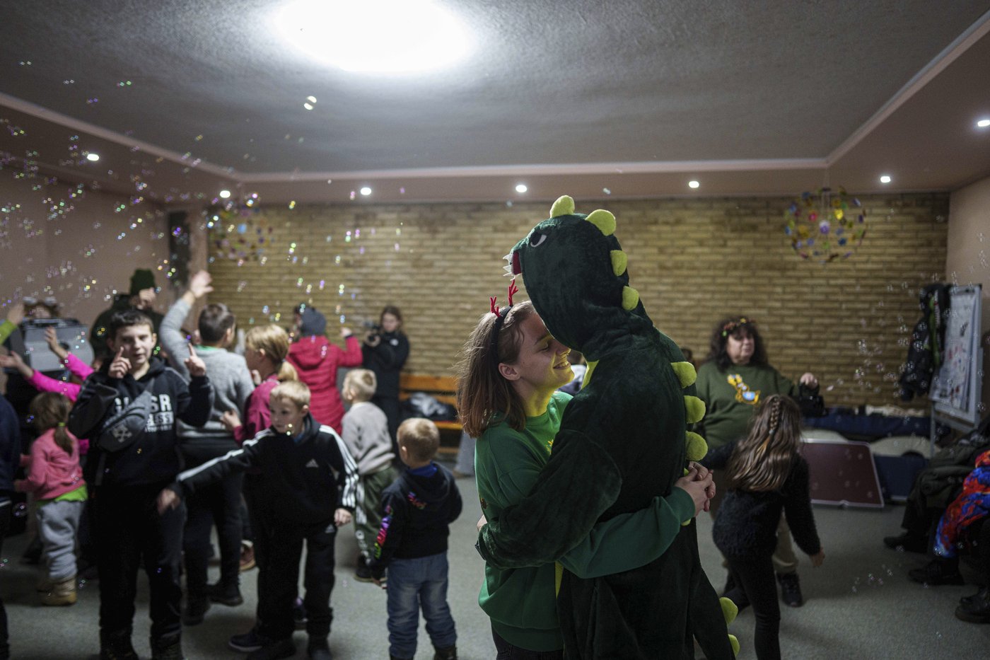 'Reindeer' volunteers bring holiday magic to Ukrainian children living on the frontlines | iNFOnews.ca
