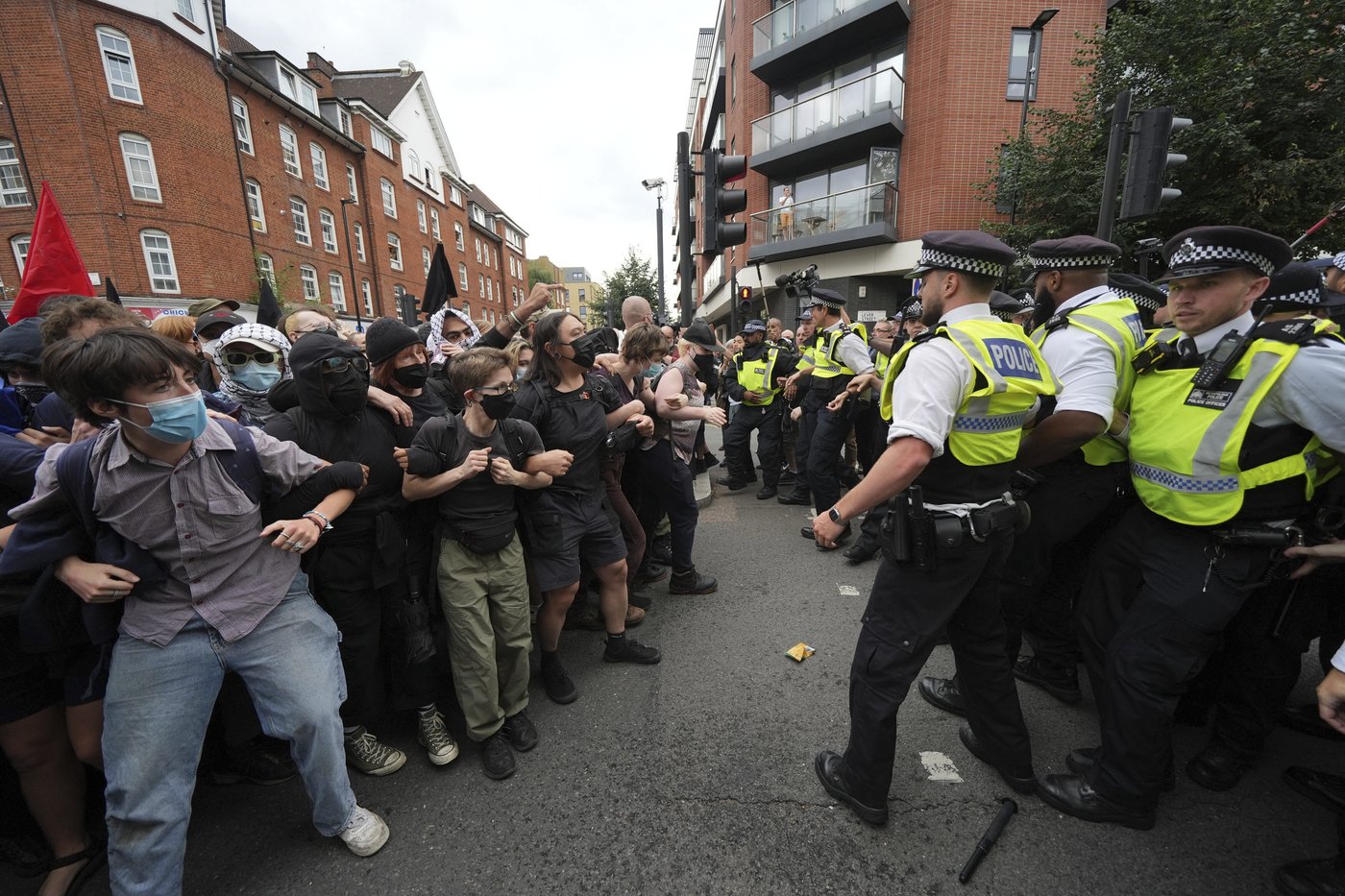 Rival anti-migrant and anti-racism protests face off outside a hotel housing migrants in London | iNFOnews.ca Rival anti-migrant and anti-racism protests face off outside a hotel housing migrants in London | iNFOnews.ca