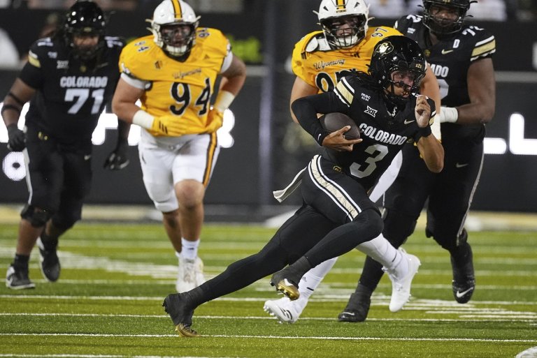 Kaidon Salter back as starting QB, throws 3 TD passes to help Colorado hold off Wyoming 37-20 | iNFOnews.ca