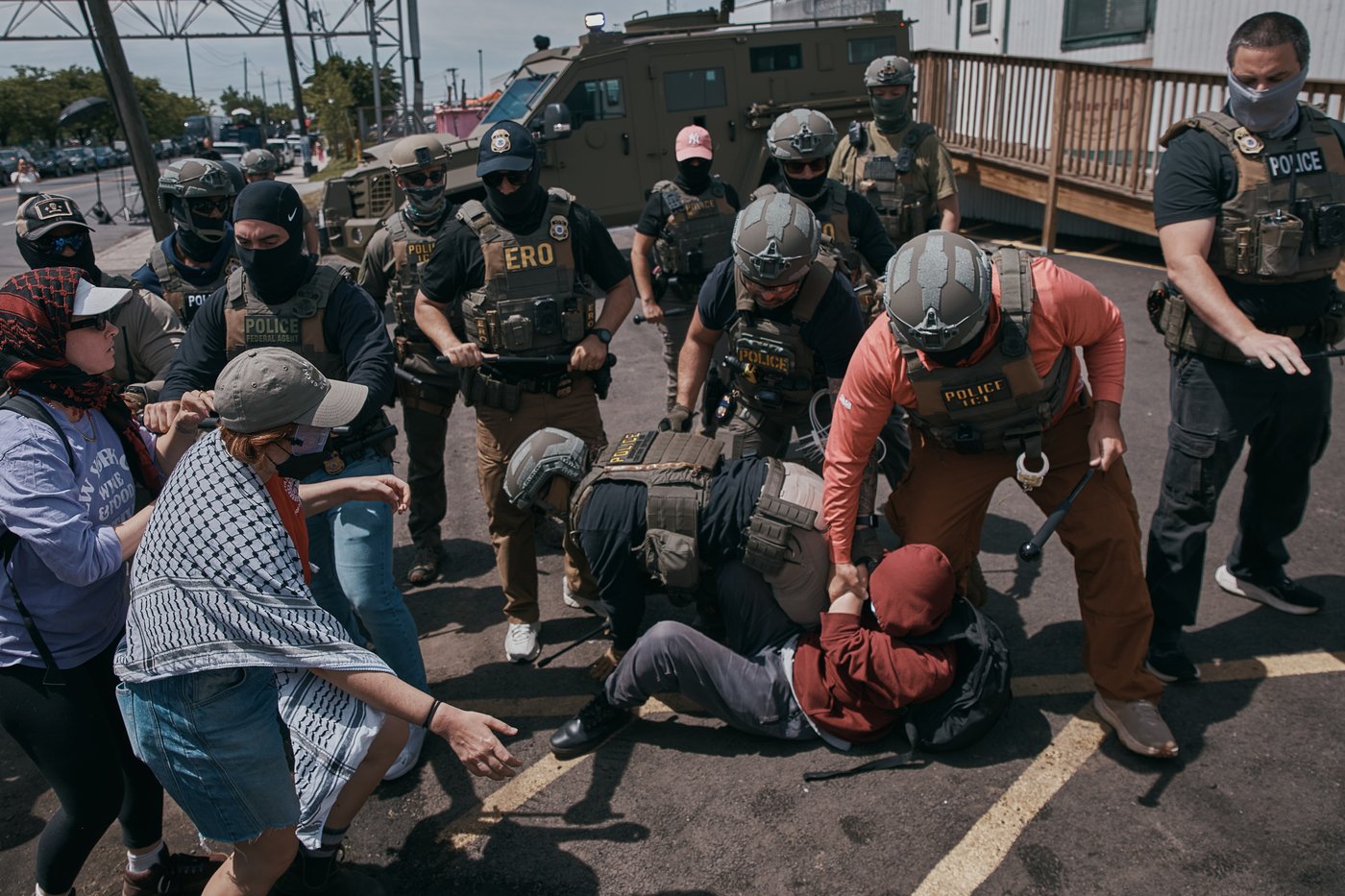 Photos show protestors and ICE agents clashing outside a New Jersey detention center | iNFOnews.ca