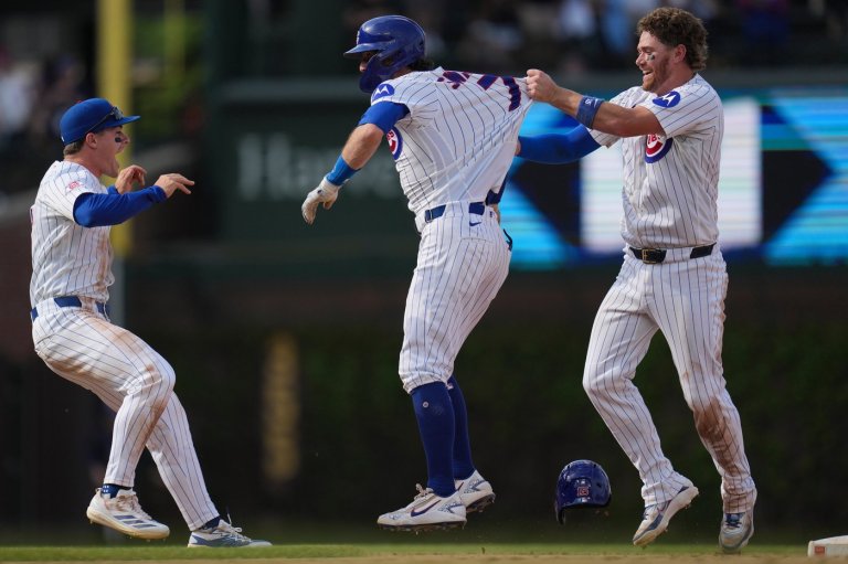 Swanson's hit in 10th gives Cubs 8-7 victory that extends both win streak and Phillies' skid to 9 | iNFOnews.ca