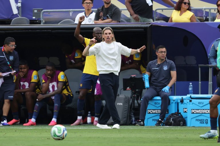 Mexican fans blast horns outside Ecuador’s hotel, fueling a sleepless World Cup eve | iNFOnews.ca