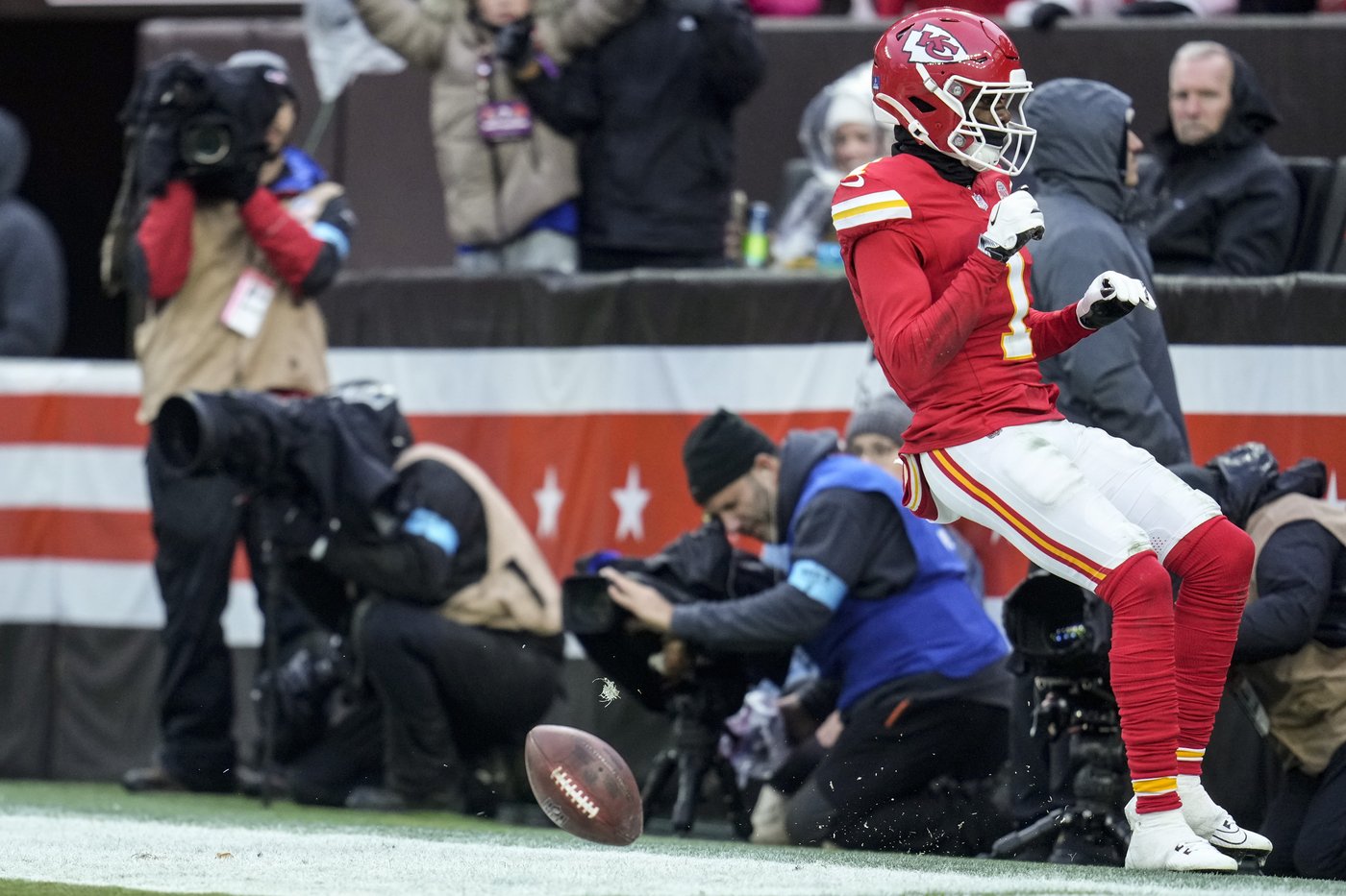 Mahomes throws 2 TD passes, leaves with ankle injury in Chiefs' 21-7 win. X-rays negative on star QB | iNFOnews.ca